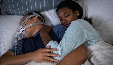 بهترین وضعیت‌های خواب برای آپنه خواب: پهلو، پشت، شکم یا نشسته؟